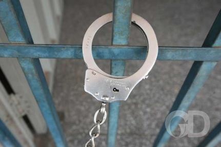Homem culpa colega por demissão e faz ameaça com arma