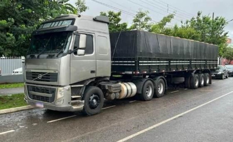 PM recupera uma das duas carretas roubadas na Perimetral das Samambaias em Nova Mutum