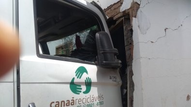 Motorista acelera 'sem querer' e caminhão invade residência em VG