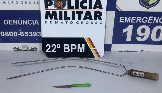 Homem tenta entrar de 'penetra' em festa e é furado com espeto