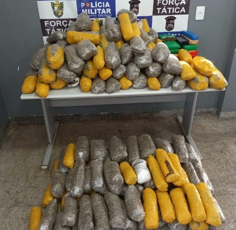 PM fecha depósito e apreende 100 kg de droga e artefatos explosivos
