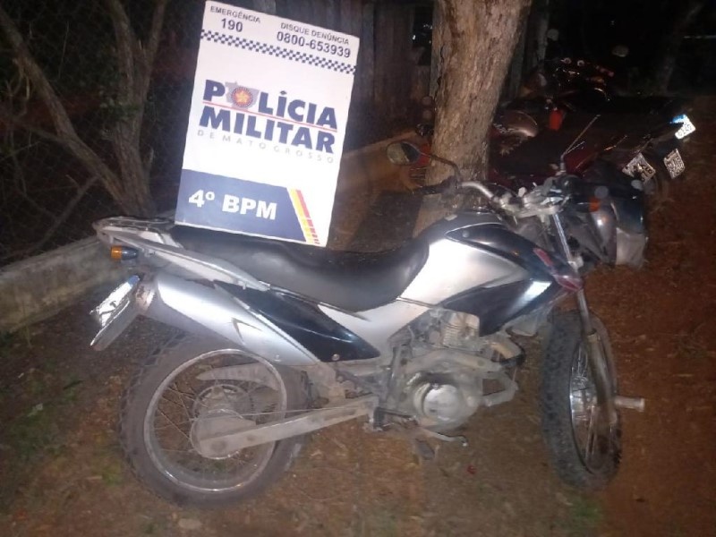 Polícia Militar prende dois homens e recupera motocicleta furtada