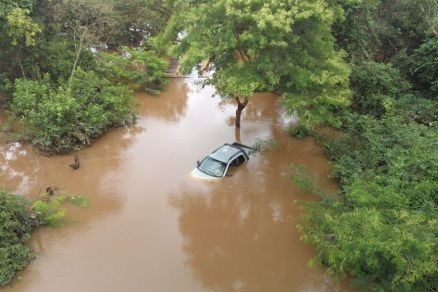 Casal é resgatado de carro levado pela correnteza de rio