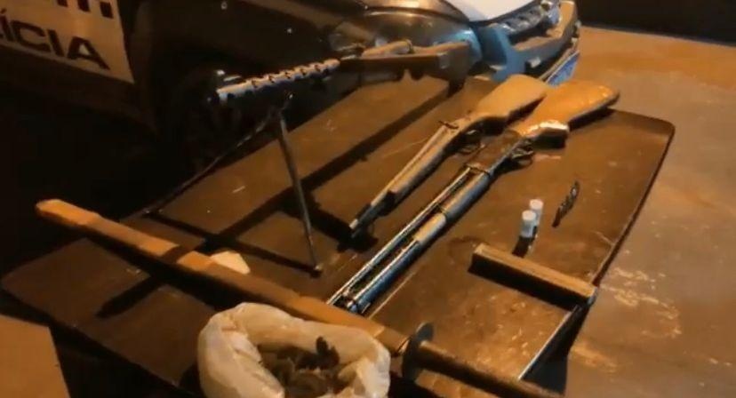 Homem é preso com submetralhadora e duas espingardas no interior de MT