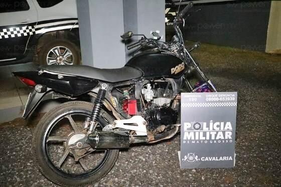 Jovem empina moto na frente de viatura e acaba preso pela PM