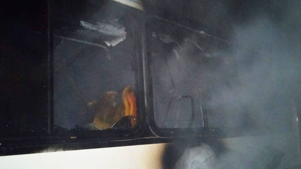 Incêndio destrói parte de micro-ônibus em Sinop