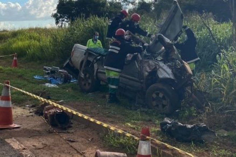 Motorista morre após tentar ultrapassagem e bater em caminhão