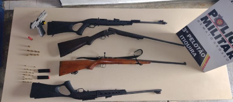 PM prende quatro homens por porte ilegal de arma de fogo