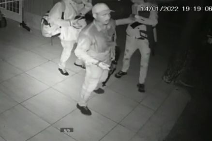 Bando invade chácara, mata morador e rouba armas e veículo
