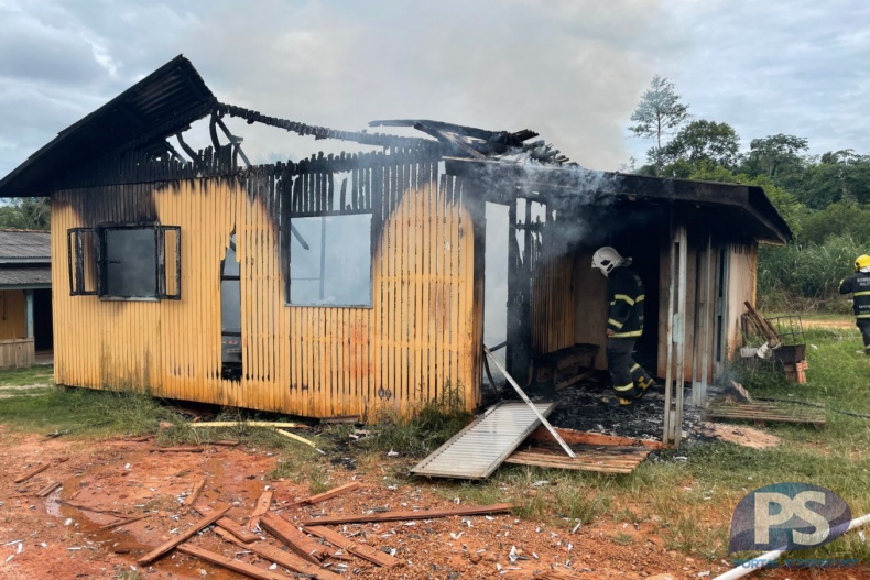 Casa de madeira é destruída por incêndio em Sorriso