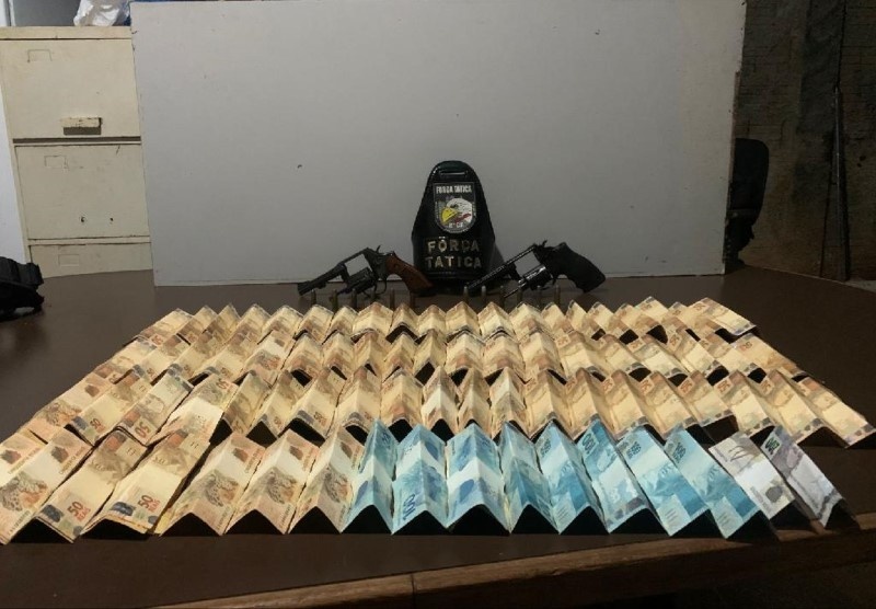 Homem é preso com armas de fogo e R$ 9 mil em dinheiro