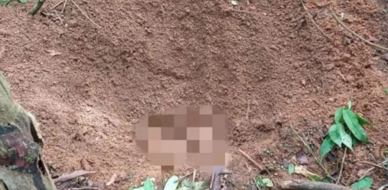 Mãe desenterra o próprio filho após ser informada da localização do corpo por telefonema anônimo