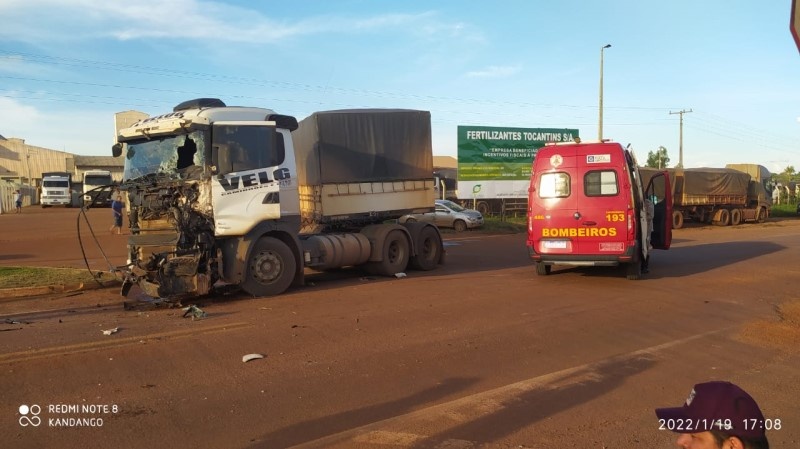 Colisão envolve duas carretas e deixa caminhoneiro ferido