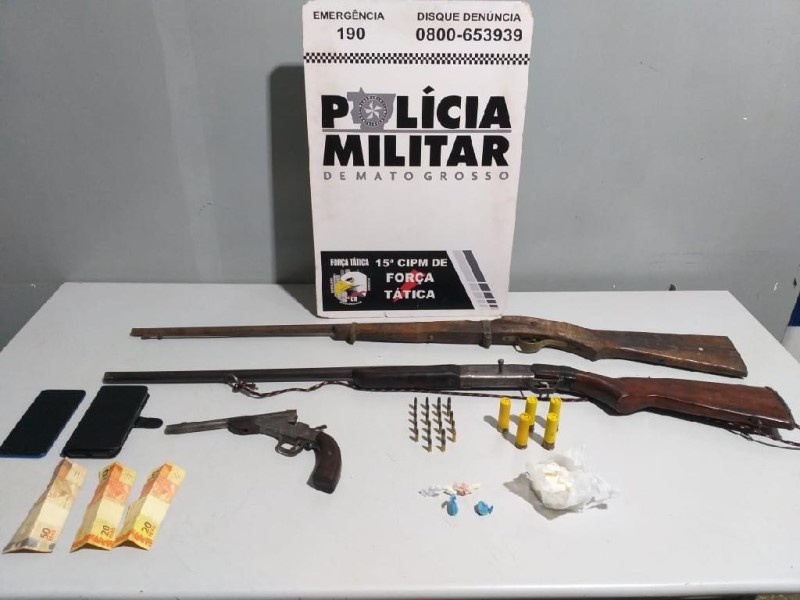 Dois homens são presos por porte ilegal de arma de fogo e tráfico de drogas