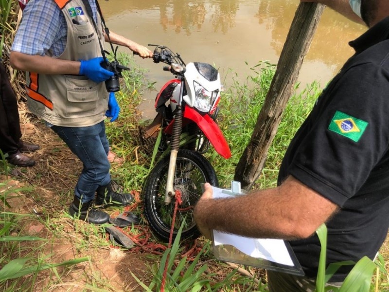 Jovem é encontrado morto dentro de rio