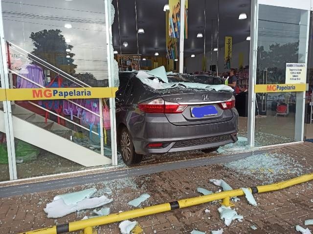 Motorista perde controle e invade papelaria em Sinop