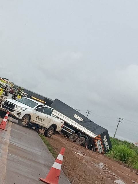 Carreta tomba na BR-163 e enorme fila de veículos se forma