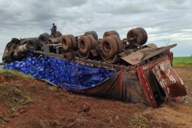 Carreta carregada com cerveja tomba e carga fica destruída