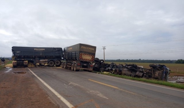 Veículos de carga se chocam na BR-163; uma pessoa é socorrida