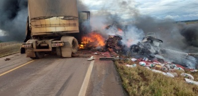 Carretas pegam fogo em acidente na BR 163 em Sinop