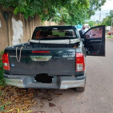 Polícia Militar recupera caminhonete e prende suspeito por roubo