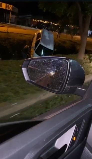 Veículo cai em 'valetão' após motorista perder controle da direção