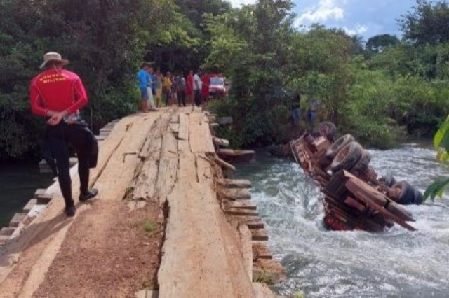 Caminhão cai em rio e motorista morre preso às ferragens