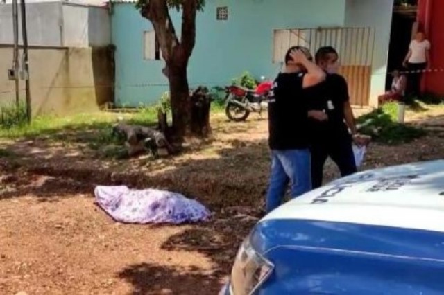 Mulher é espancada até a morte e jogada em frente de casa