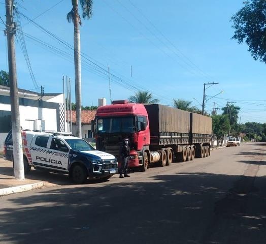 PM recupera caminhão roubado em rodovia e prende suspeito
