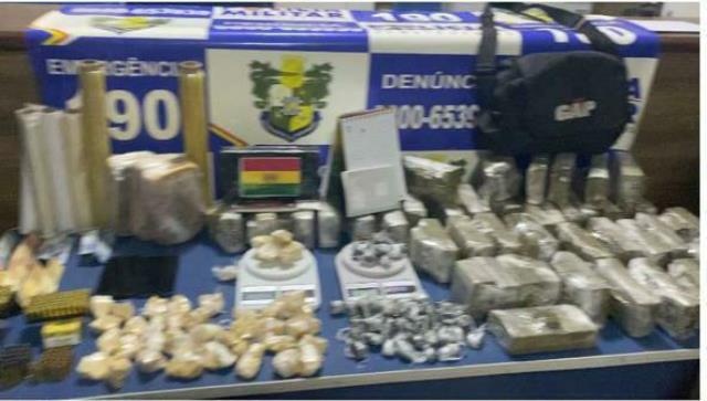 Mulher é presa com mais de 40 kg de drogas e 165 munições