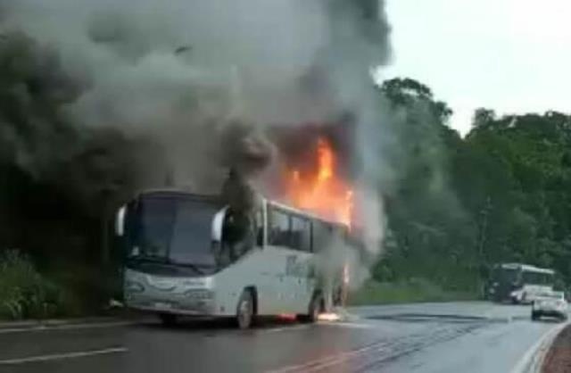 Ônibus com 40 trabalhadores pega fogo em Diamantino