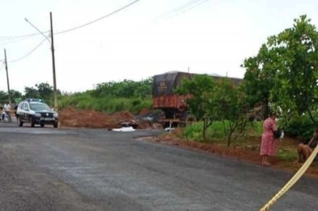 Estudante é atropelado por caminhão a caminho da escola