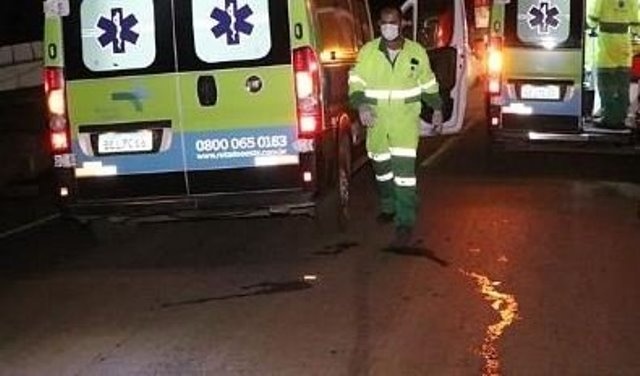 Batida entre carretas mata motorista; carga de soja derrama na pista