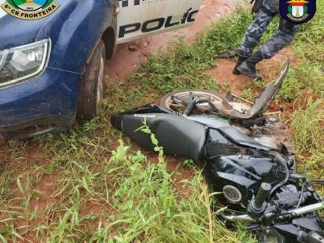 Homem em fuga da PM bate motocicleta contra viatura e sofre ferimentos