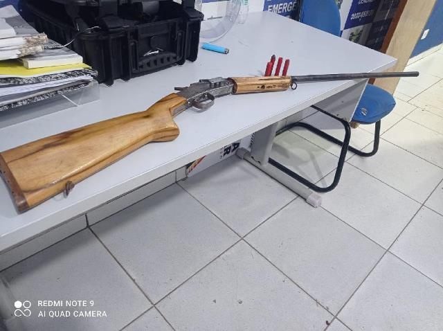 Homem é preso após agredir e ameaçar os pais e irmão com arma de fogo