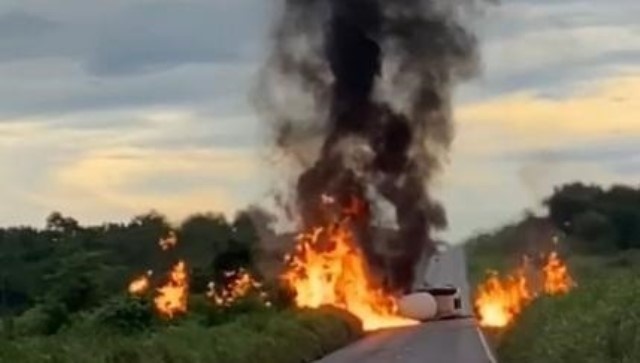 Carreta que transportava etanol pega fogo após tombar em rodovia de MT