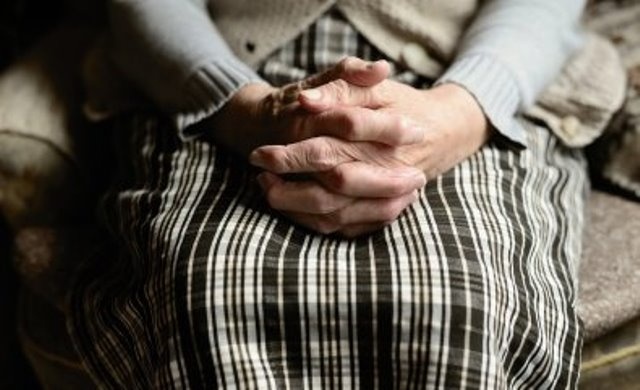 Criminoso invade residência e estupra idosa de 81 anos