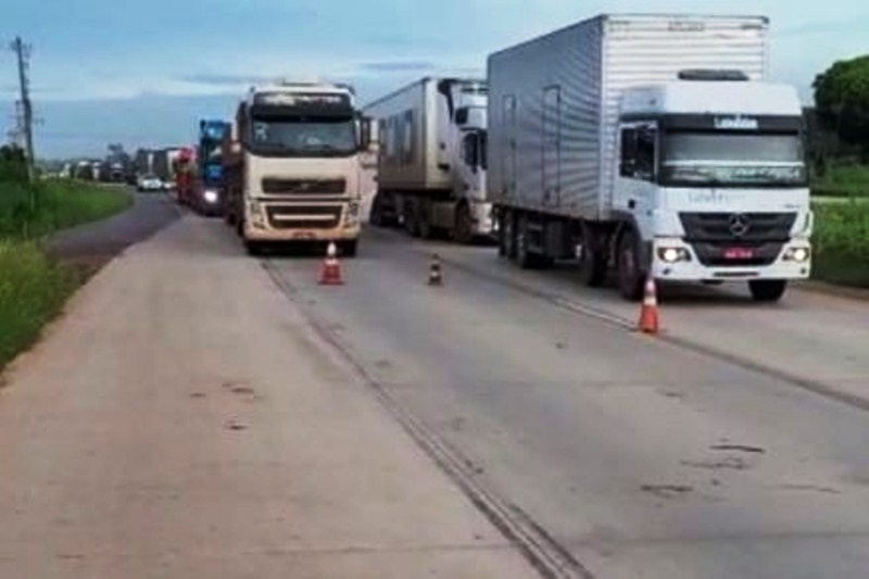 Em protesto contra má qualidade, caminhoneiros fecham a BR-163