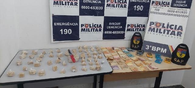 Homem é preso com 54 porções de pasta base e R$ 4 mil em dinheiro