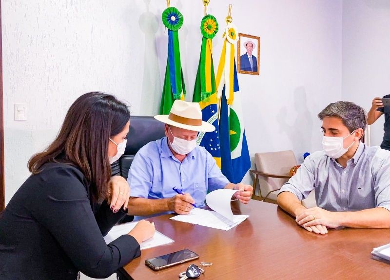 Prefeito firma parceria com Estado para construção de duas escolas