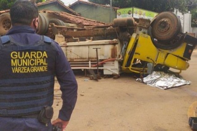 Caminhão tomba e motorista morre esmagado na cabine