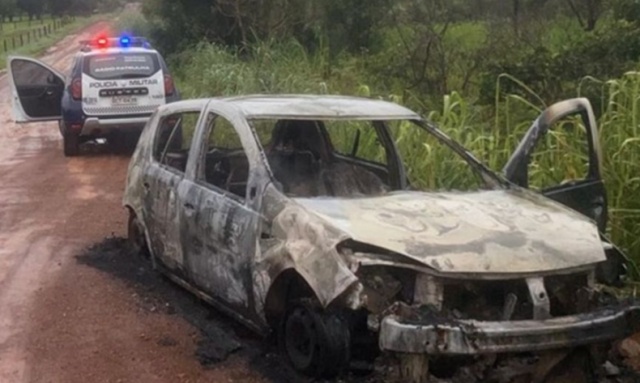 Corpo carbonizado é encontrado no porta-malas de carro
