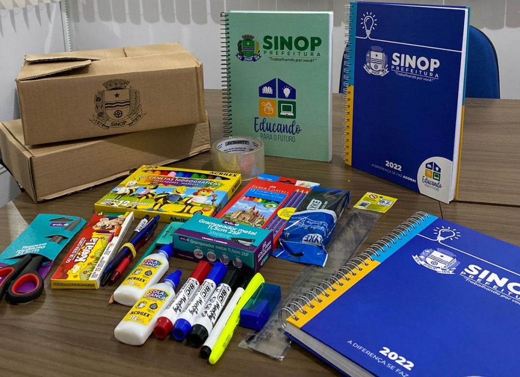 Prefeitura entrega kits com materiais escolares para professores da rede municipal