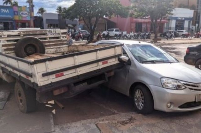Idoso é atropelado pelo próprio veículo quando tentava reparo