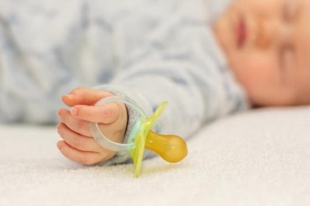 Criança de 3 anos rola na cama e mata irmão recém-nascido