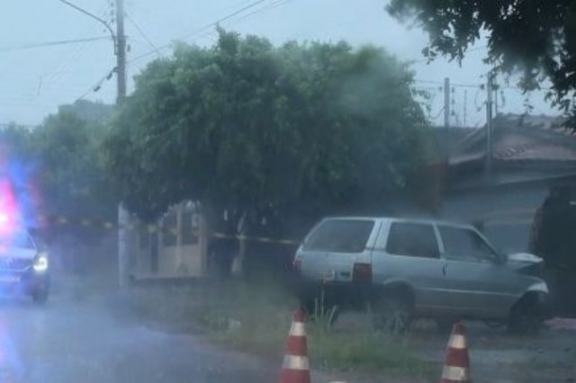 Carro invade calçada e atropela pai e filho; homem morre prensado