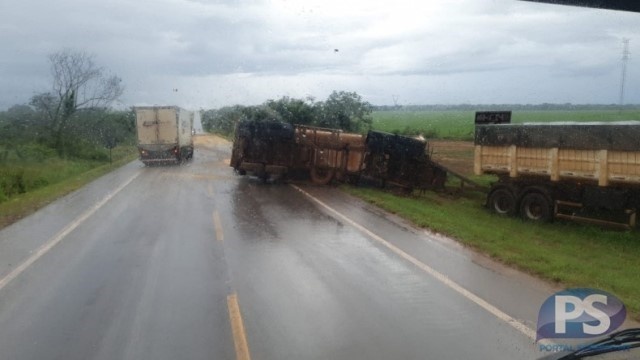 Vagão de carreta carregado com soja tomba na BR-163