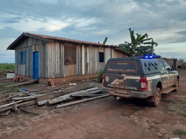 Mulher é encontrada morta à facadas em cima de sofá