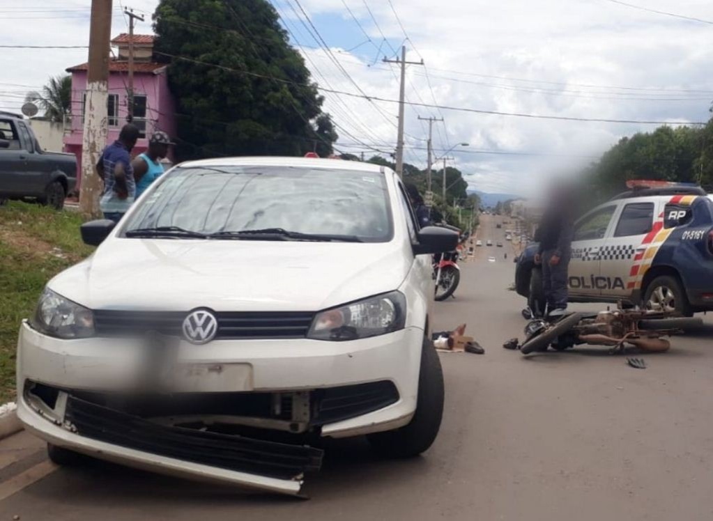 Motorista de Gol não enxerga moto e bate de frente contra piloto haitiano