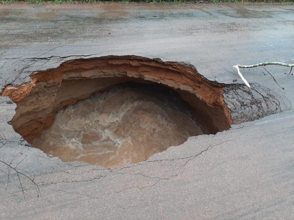 Após chuva, cratera engole metade de pista na MT-423